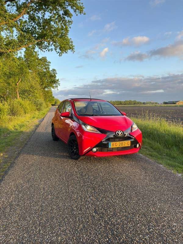 Rood Gebruikt 2016 Toyota Aygo X-wave Hatchback | € 5.495 (Goede deal) - Afbeelding 1/4
