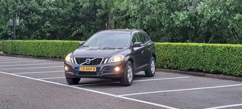 Grijs Gebruikt 2010 Volvo XC60 Kinetic SUV | € 6.999 (Eerlijke prijs) - Afbeelding 1/4
