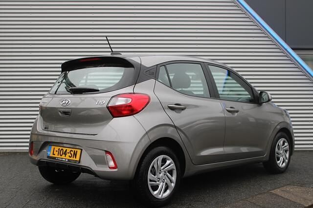 Occasion Hyundai i10 Comfort 67 PK (49 kW) 2021 Brass (grijs metallic) Hatchback