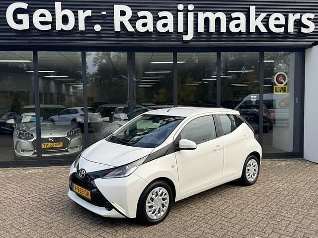 Wit Gebruikt 2016 Toyota Aygo X-play Hatchback | € 7.900 (Super prijs) - Afbeelding 1/4