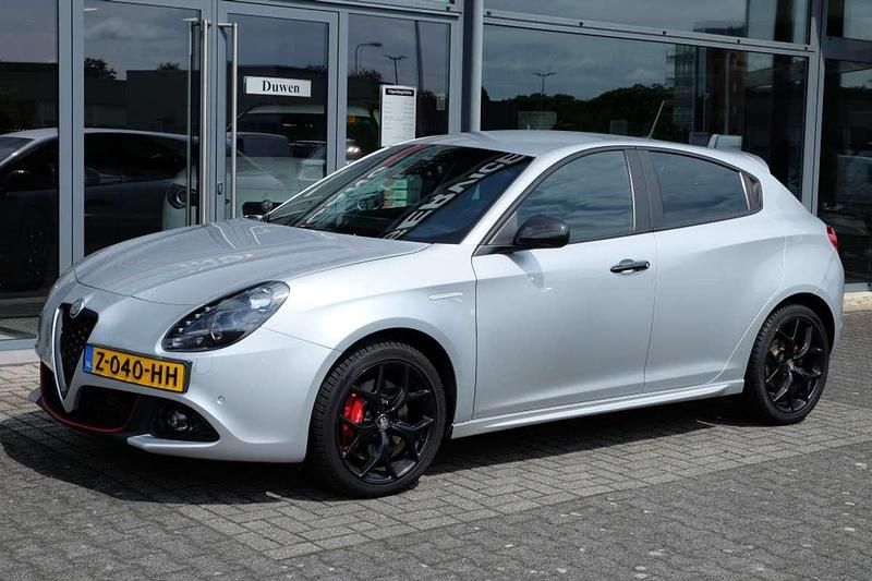 Grijs Gebruikt 2020 Alfa Romeo Giulietta Hatchback | € 18.950 - Afbeelding 1/4