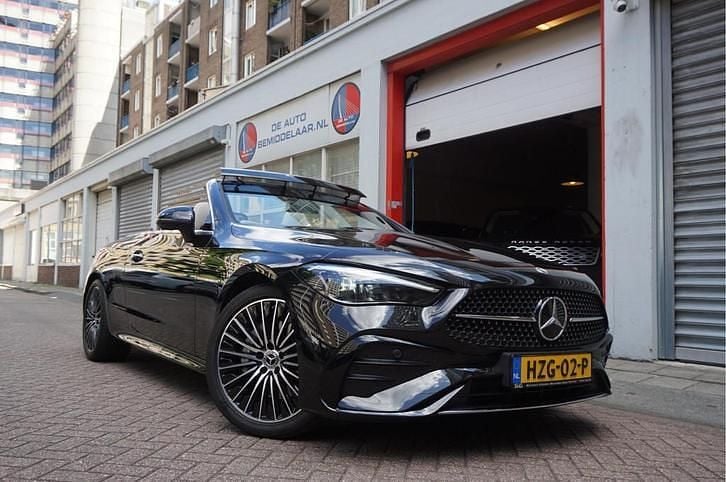 Zwart (metallic) Occasion 2024 Mercedes CLE200 AMG line Cabriolet | € 66.940 (Eerlijke prijs) - Afbeelding 1/4