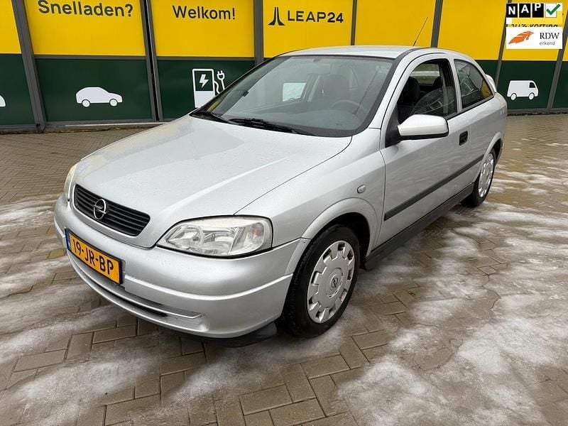 Grijs Occasion 2002 Opel Astra Edition Hatchback | € 1.849 (Eerlijke prijs) - Afbeelding 1/4