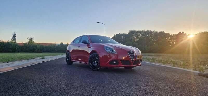 Rood Gebruikt 2015 Alfa Romeo Giulietta Hatchback | € 12.950 (Goede deal) - Afbeelding 1/4