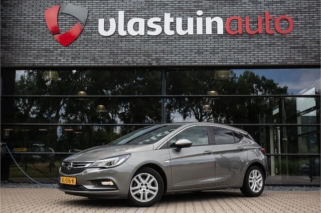 Grijs, metallic lak Gebruikt 2019 Opel Astra Edition Hatchback | € 8.950 (Goede deal) - Afbeelding 1/4