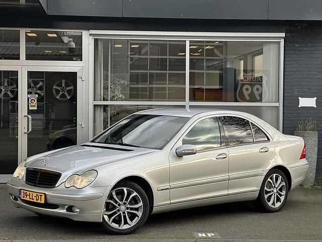 Grijs Gebruikt 2003 Mercedes C180 Elegance Sedan | € 3.495 (Eerlijke prijs) - Afbeelding 1/4
