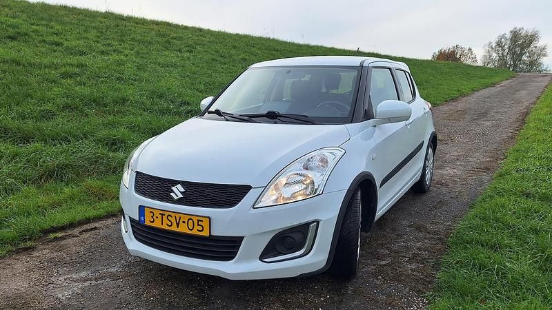 Wit Gebruikt 2014 Suzuki Swift Comfort Hatchback | € 6.350 (Goede deal) - Afbeelding 1/4