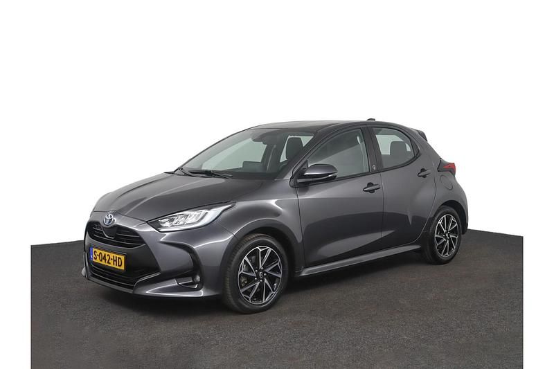 Grijs Gebruikt 2022 Toyota Yaris Hybrid Hatchback | € 21.950 (Eerlijke prijs) - Afbeelding 1/1
