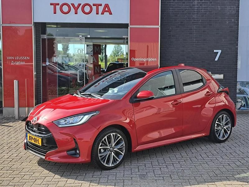 Rood Gebruikt 2024 Toyota Yaris Executive Hatchback | € 27.900 (Eerlijke prijs) - Afbeelding 1/4