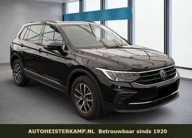 Zwart Gebruikt 2023 VW Tiguan SUV | € 39.950 (Eerlijke prijs) - Afbeelding 1/4