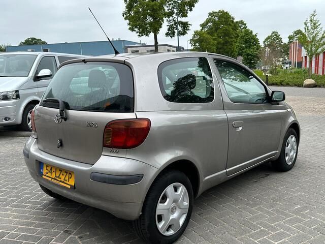 Occasion Toyota Yaris Terra 65 PK (47 kW) 2003 Grijs Hatchback