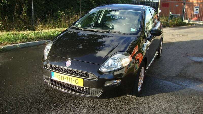 Zwart Gebruikt 2015 Fiat Punto Street Hatchback | € 6.395 (Eerlijke prijs) - Afbeelding 1/4