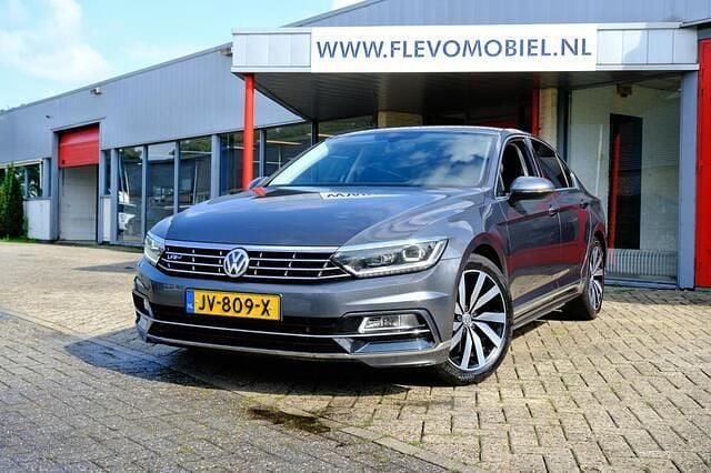 Grijs Gebruikt 2016 VW Passat Sedan | € 16.950 (Eerlijke prijs) - Afbeelding 1/4