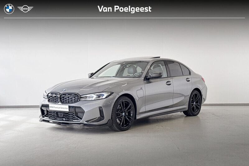 Grijs, metallic lak Gebruikt 2023 BMW 320e M Sport Sedan | € 49.795 (Duur) - Afbeelding 1/4