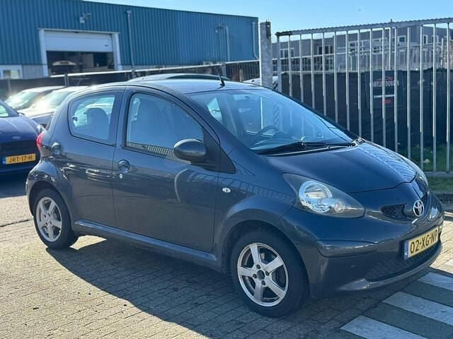 Occasion Toyota Aygo 68 PK (50 kW) 2007 Grijs Hatchback