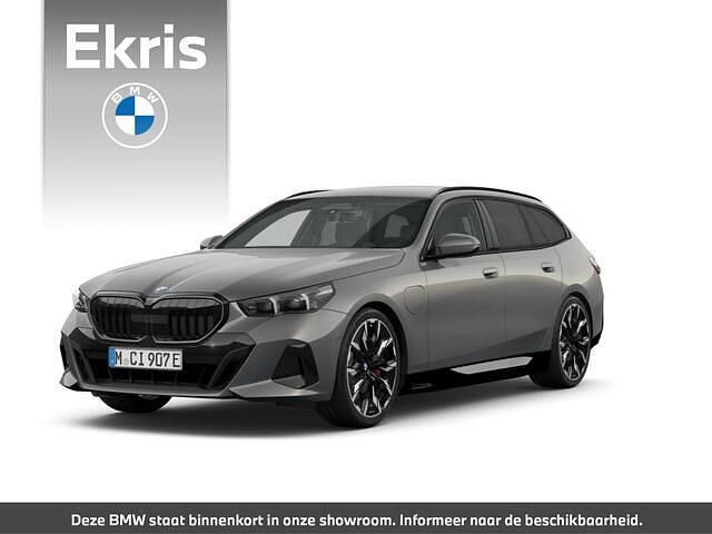 Grijs Nieuw 2025 BMW 550e M Sport Stationwagen | € 120.614 (Duur) - Afbeelding 1/4