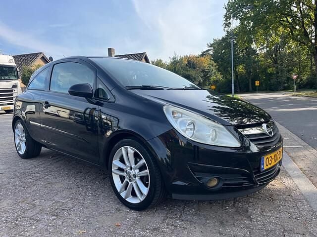 Zwart Gebruikt 2007 Opel Corsa Cosmo Hatchback | € 1.950 (Eerlijke prijs) - Afbeelding 1/4