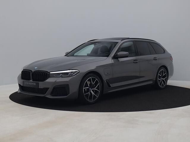 Grijs, metallic lak Gebruikt 2022 BMW 520 Executive Stationwagen | € 37.500 (Eerlijke prijs) - Afbeelding 1/4