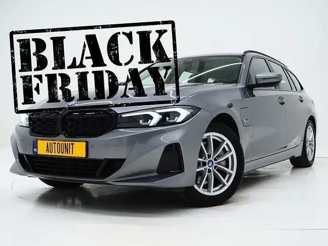 Grijs Gebruikt 2022 BMW 320e Shadowline Stationwagen | € 33.840 (Eerlijke prijs) - Afbeelding 1/4