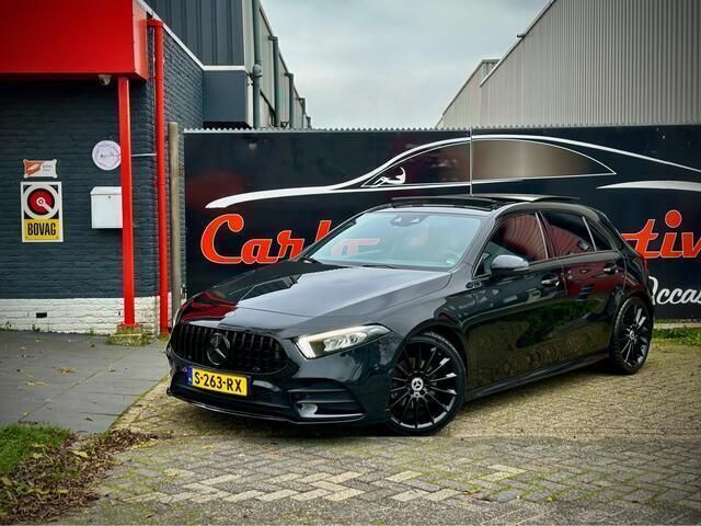 Zwart / 191 (kosmoszwart metalliclak) Gebruikt 2018 Mercedes A200 AMG Hatchback | € 26.950 (Duur) - Afbeelding 1/4