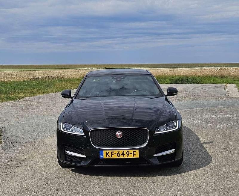 Zwart Gebruikt 2016 Jaguar XF R-Sport Sedan | € 10.750 (Eerlijke prijs) - Afbeelding 1/4
