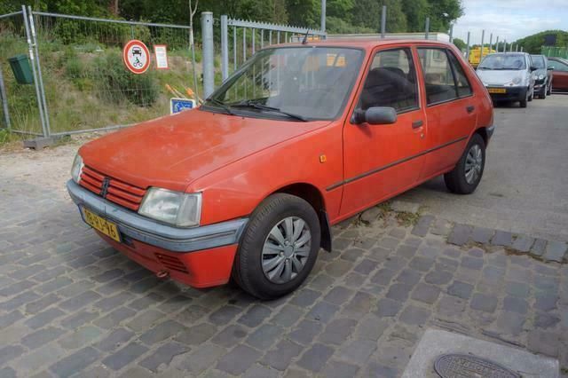 Rood Gebruikt 1996 Peugeot 205 Forever | € 695 - Afbeelding 1/4