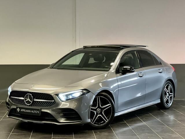 Grijs Gebruikt 2019 Mercedes A200 AMG Sedan | € 34.995 - Afbeelding 1/4