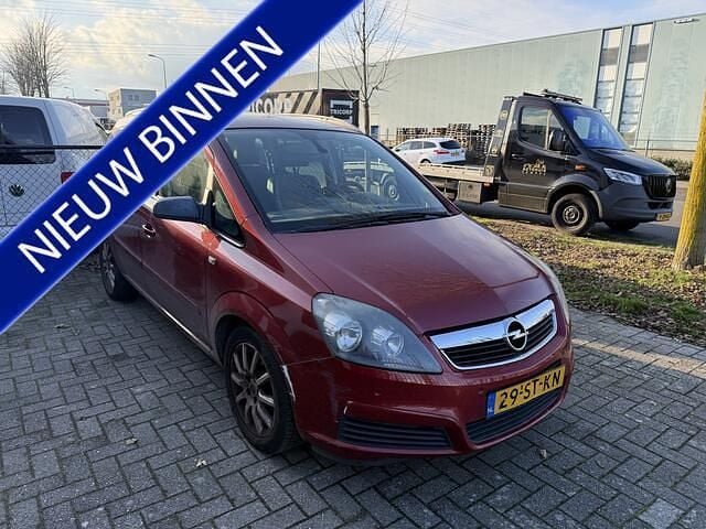 Rood (metallic) Gebruikt 2006 Opel Zafira Cosmo MPV | € 999 (Goede deal) - Afbeelding 1/4