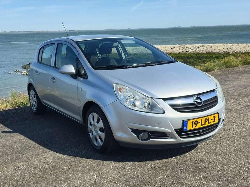 Zilver Gebruikt 2009 Opel Corsa Sport Hatchback | € 2.500 (Goede deal) - Afbeelding 1/4