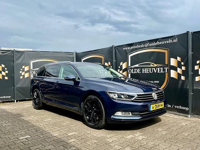 Blauw, metallic lak Gebruikt 2015 VW Passat Comfortline Stationwagen | € 8.750 (Duur) - Afbeelding 1/4
