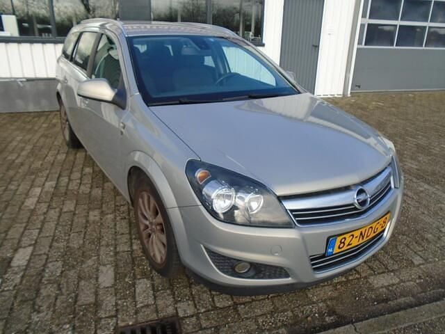 Beige (metallic) Gebruikt 2010 Opel Astra Cosmo Hatchback | € 2.950 (Goede deal) - Afbeelding 1/1