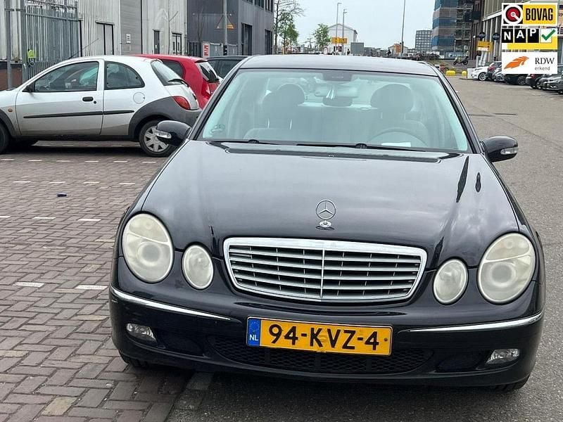 Zwart (metallic) Gebruikt 2005 Mercedes E200 Classic Sedan | € 4.000 (Super prijs) - Afbeelding 1/4