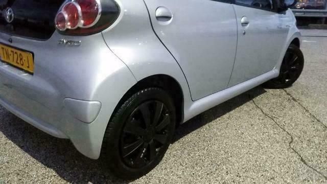 Zwart Gebruikt 2010 Toyota Aygo Hatchback | € 3.999 (Eerlijke prijs) - Afbeelding 1/3