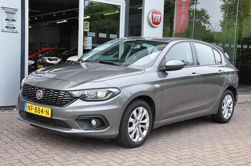 Grijs Gebruikt 2016 Fiat Tipo Hatchback | € 8.900 (Eerlijke prijs) - Afbeelding 1/4