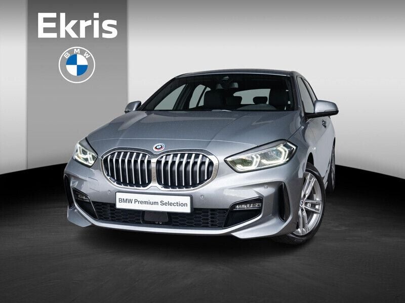 Grijs Gebruikt 2023 BMW 118 M Sport Hatchback | € 28.950 (Eerlijke prijs) - Afbeelding 1/4