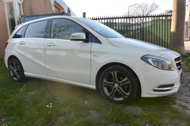 Wit Gebruikt 2012 Mercedes B180 Ambition MPV | € 5.855 (Eerlijke prijs) - Afbeelding 1/4