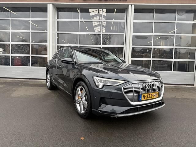 Grijs (metallic) Gebruikt 2021 Audi e-tron SUV | € 28.999 (Goede deal) - Afbeelding 1/4
