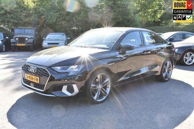 Zwart Gebruikt 2022 Audi A3 Advanced Sedan | € 25.950 (Goede deal) - Afbeelding 1/4