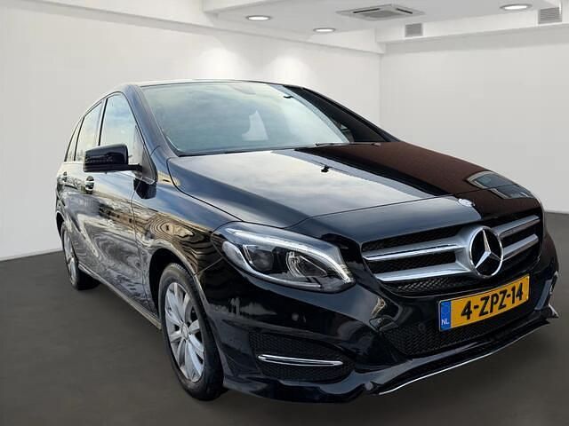 Occasion Mercedes B180 Ambition 122 PK (89 kW) 2015 Zwart (metallic) MPV