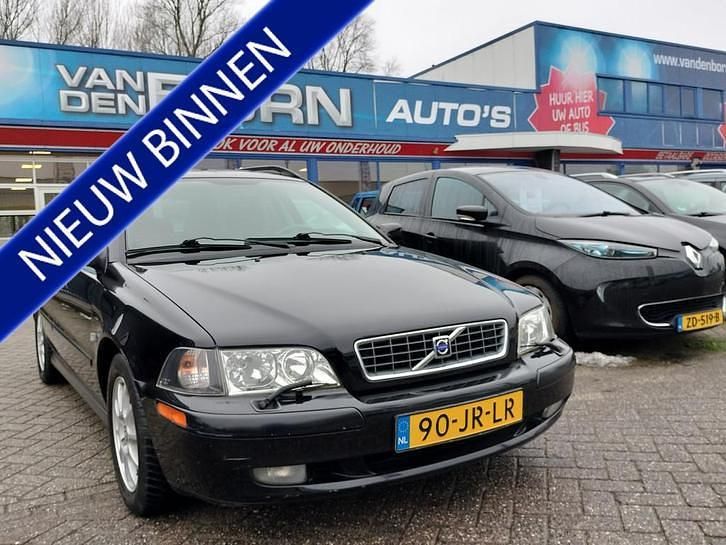 Zwart (metallic) Occasion 2002 Volvo V40 Stationwagen | € 999 (Goede deal) - Afbeelding 1/4