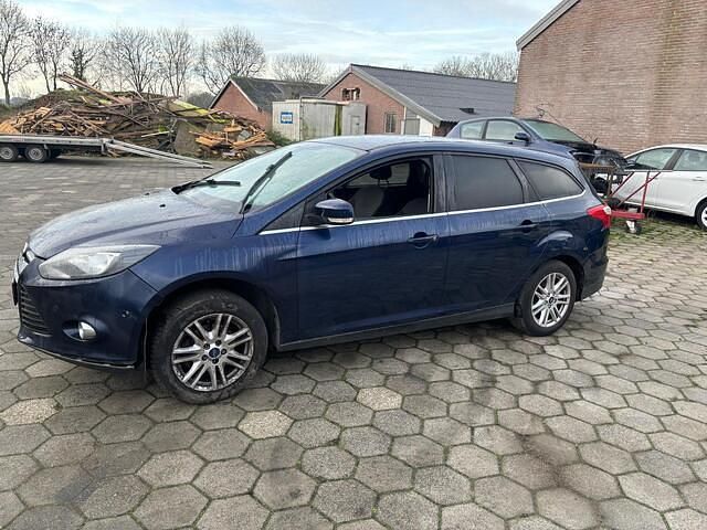 Blauw (metallic) Occasion 2012 Ford Focus Trend Stationwagen | € 375 - Afbeelding 1/4