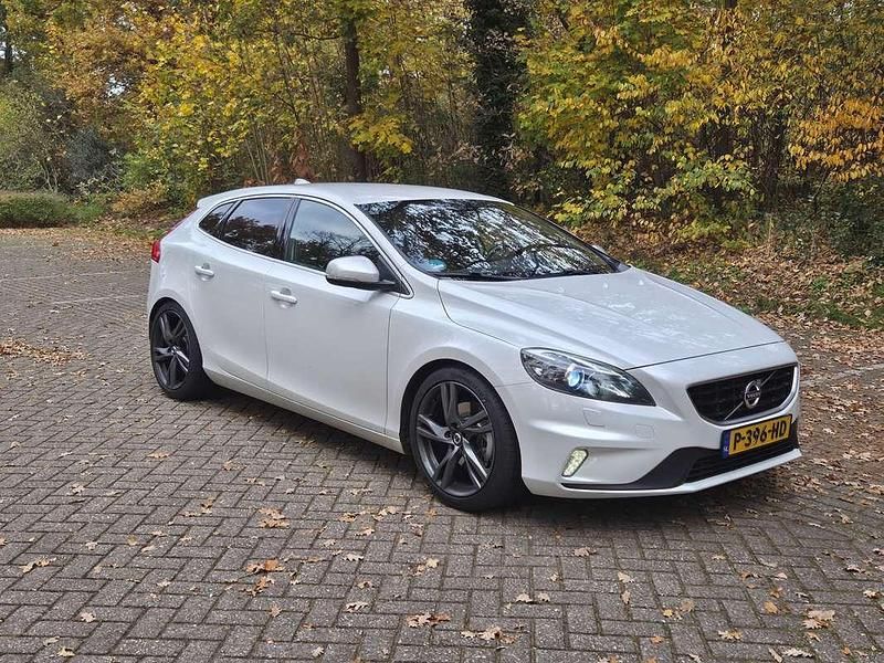 Wit Gebruikt 2015 Volvo V40 R-Design Hatchback | € 14.750 (Iets duurder) - Afbeelding 1/4