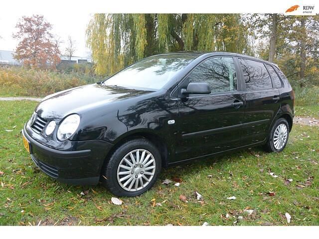 Zwart (metallic) Gebruikt 2003 VW Polo Comfortline Hatchback | € 1.450 (Goede deal) - Afbeelding 1/4