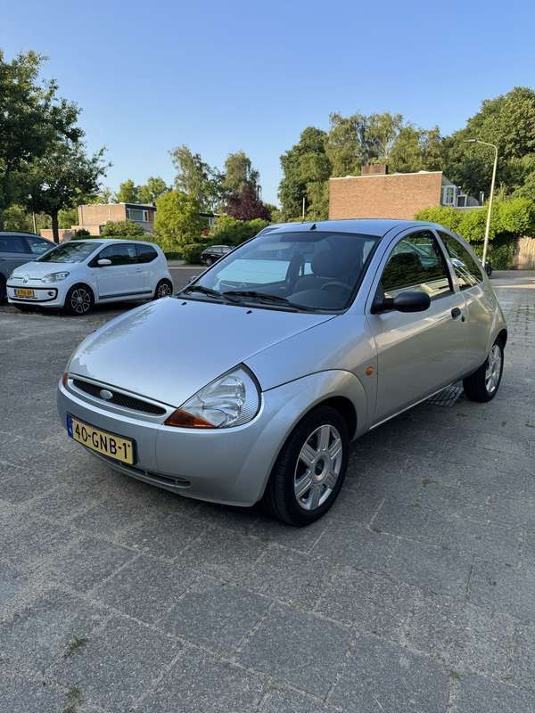 Grijs Gebruikt 2008 Ford Ka Cool & Sound Edition Hatchback | € 1.099 (Eerlijke prijs) - Afbeelding 1/4