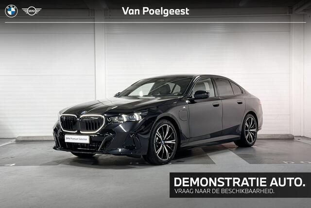 Saphirschwarz (donker zwart) Gebruikt 2025 BMW 530e M Sport Sedan | € 81.900 - Afbeelding 1/4