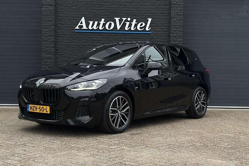 Zwart, metallic lak Gebruikt 2024 BMW 218 Active Tourer M Sport MPV | € 36.445 (Iets duurder) - Afbeelding 1/3