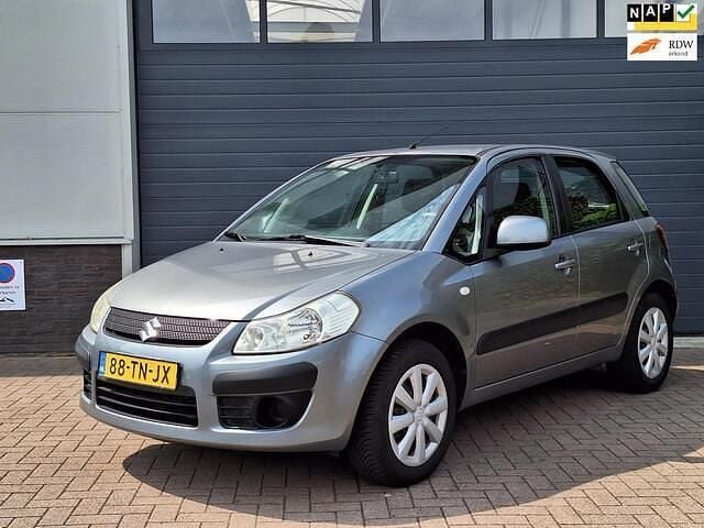 Grijs Gebruikt 2006 Suzuki SX4 Comfort MPV | € 3.995 (Eerlijke prijs) - Afbeelding 1/4