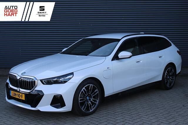 Wit Gebruikt 2024 BMW 530e M Sport Stationwagen | € 59.895 - Afbeelding 1/4