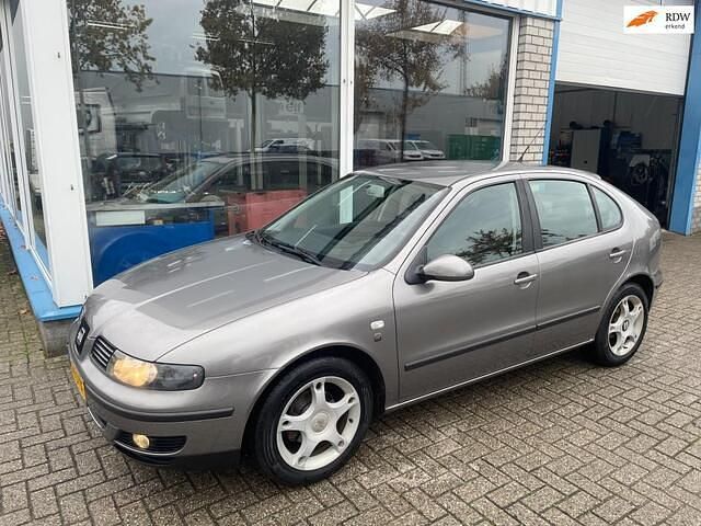 Grijs Gebruikt 2003 Seat Leon Sport Hatchback | € 2.450 (Eerlijke prijs) - Afbeelding 1/4