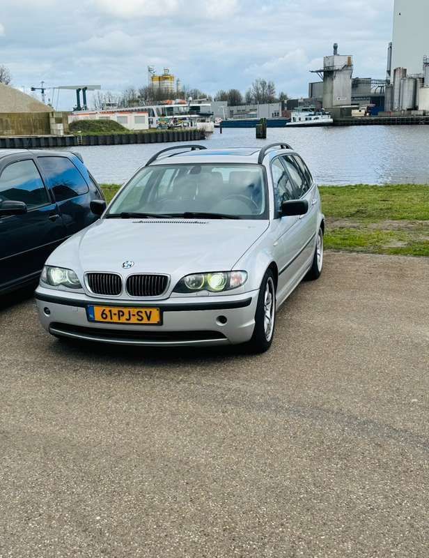 Grijs Gebruikt 2002 BMW 330 Executive Stationwagen | € 2.000 - Afbeelding 1/4